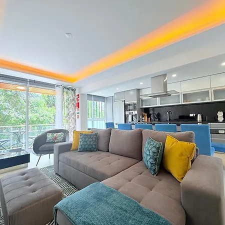 Center With Sea Views & Free Parking By Your Key Madeira Apartment