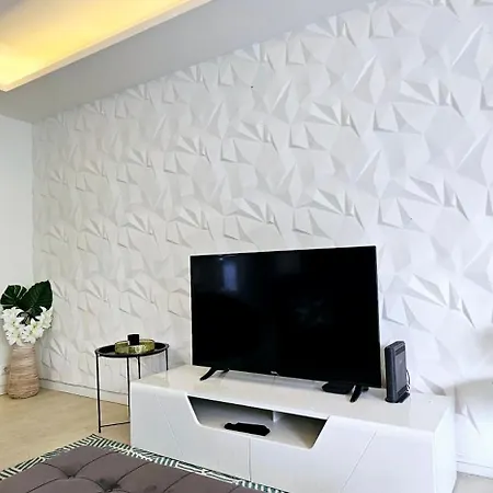 Center With Sea Views & Free Parking By Your Key Madeira Apartment *
