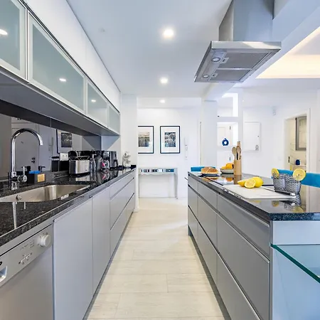 Center With Sea Views & Free Parking By Your Key Madeira Apartment